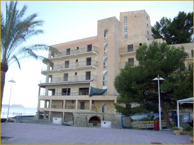 Edificio del antigüo Hotel 'Mar i pins' que tenemos que demoler